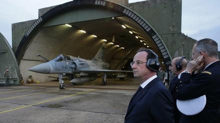 Der französische Präsident Francois Hollande (l.) hat die Ausweitung des militärischen Luftkampfes gegen den IS bekannt gegeben. 