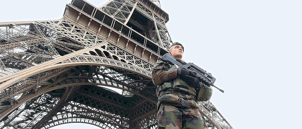 Tausende Armeeangehörige patrouillieren durch Paris.