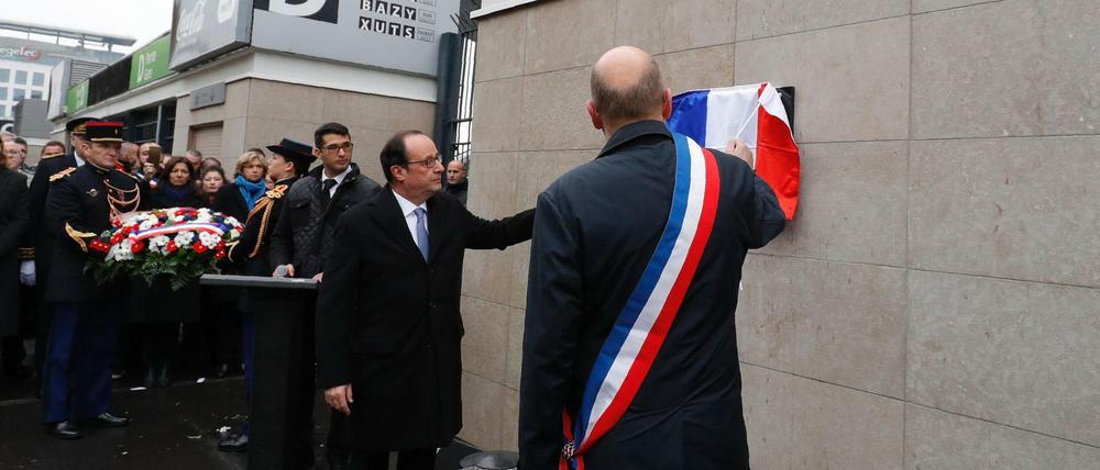 Gedenken an die Opfer des Terrors von Paris: Präsident Holland (Mitte) am Stade de France 