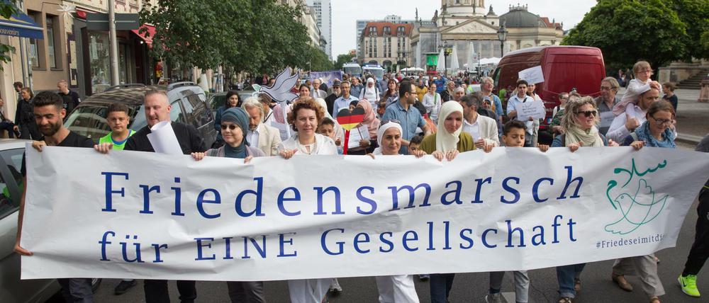 Frauen vorn: Der Berliner Ramadan-Friedensmarsch am Startpunkt, dem Gendarmenmarkt. In der Mitte die Initiatorinnen Fereshta Ludin und Iman Reimann (5. und 4. von links)