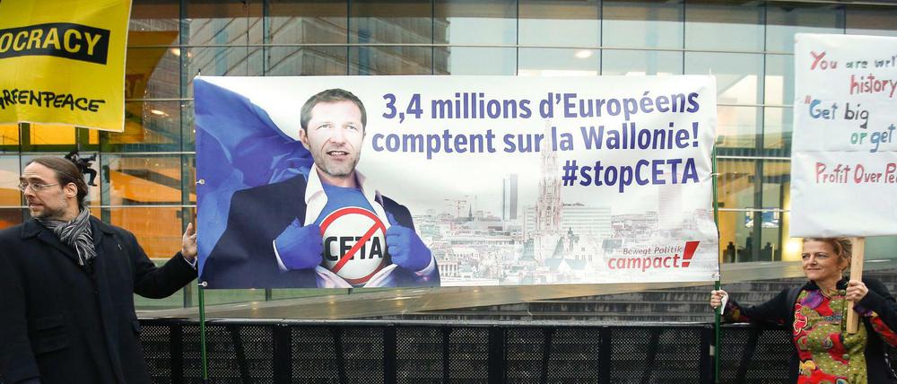 "3,4 Millionen Europäer verlassen sich auf die Wallonie", steht auf einem Protestplakat in Luxemburg. 