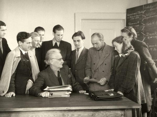 FU Berlin 1949: Die meisten Studierenden waren Männer, die Professoren, wie hier, Edwin Redslob auch. 