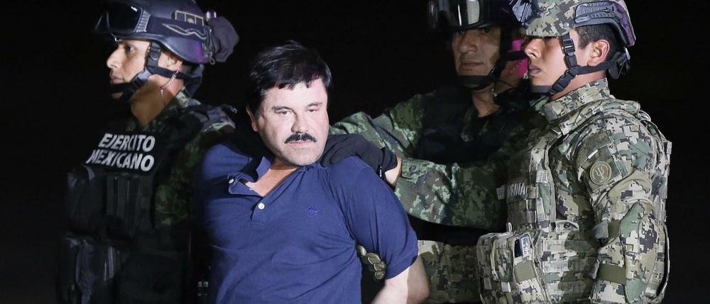 Joaquín „El Chapo“ Guzmán - hier bei seiner Festnahme am Freitag - war vor sechs Monaten durch einen Tunnel ausgebrochen.