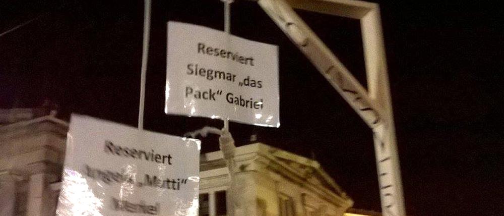 2015 hatten Pegida-Demonstranten in Dresden selbstgebastelte Galgen für Angela Merkel und Sigmar Gabriel mitgebracht.
