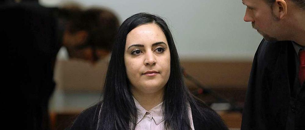 Die Tochter eines Mordopfers, Gamze Kubasik, steht im Gerichtssaal im Oberlandesgericht in München.