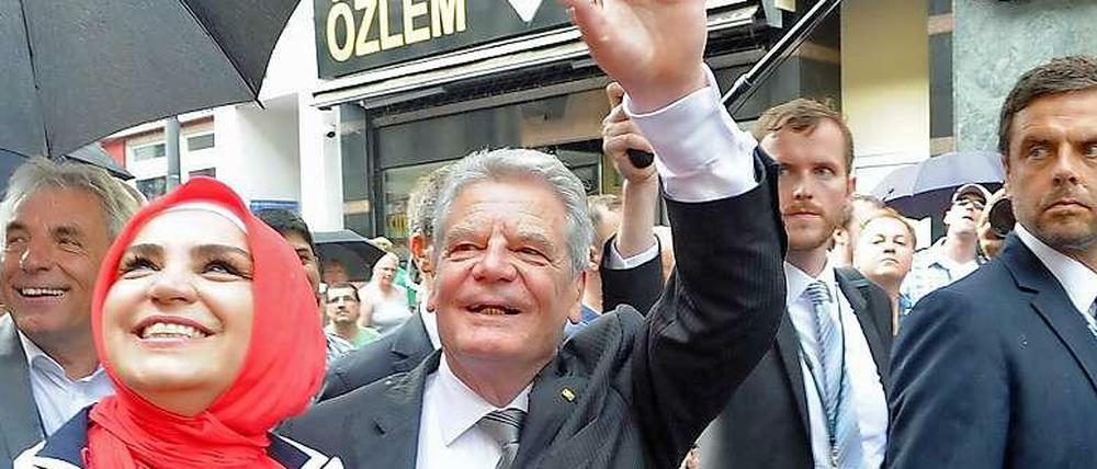 Straßenfest zum Gedenken: Bundespräsident Gauck mit Meral Sahin von der IG Keupstraße (l.).