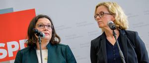 Andrea Nahles, SPD-Parteivorsitzende (l), spricht neben Natascha Kohnen, SPD-Landesvorsitzende in Bayern.