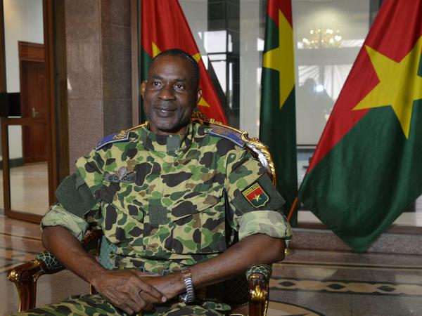 Der neue starke Mann in Burkina Faso, General Gilbert Diendéré, war die rechte Hand des gestürzten Langzeitpräsidenten Blaise Compaoré. Das Foto zeigt ihn im Präsidentenpalast am Tag nach der Machtübernahme. 