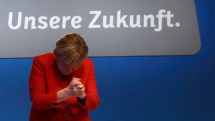 Dank für die Zustimmung: Die im Amt bestätigte CDU-Chefin Angela Merkel (rechts) 