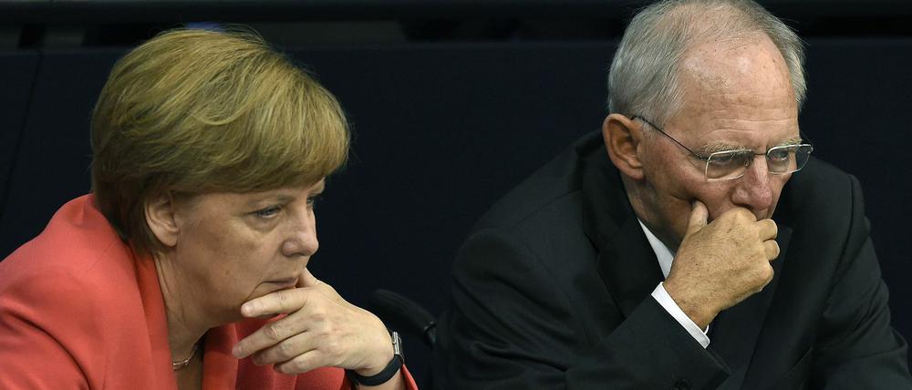 Bundeskanzlerin Angela Merkel und Finanzminister Wolfgang Schäuble während einer Griechenland-Debatte im Bundestag