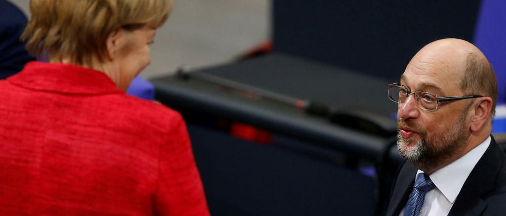 Angela Merkel und Martin Schulz sind nur zwei von vielen Politikern, die derzeit Anlass für fragende Gesichter sind. 