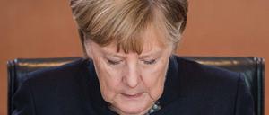 Merkel sichtet etwas. Welche Dokumente sie aber zu Böhmermann gesichtet hat, dürfte nicht mitgeteilt werden, meint die Regierung.