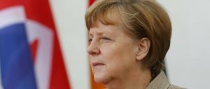 Bundeskanzlerin Angela Merkel hält sich mit Kritik an Sepp Blatter zurück.