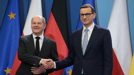 Die Hand drauf: Kanzler Olaf Scholz und Polens Regierungschef Mateusz Morawiecki