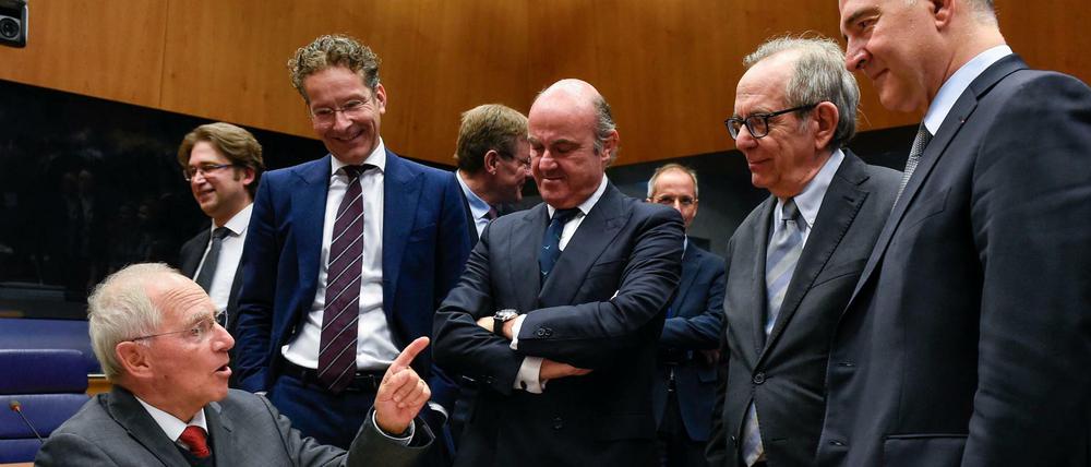 Finanzminister Wolfgang Schäuble (links) am Montag im Kreis seiner Amtskollegen der Euro-Gruppe.