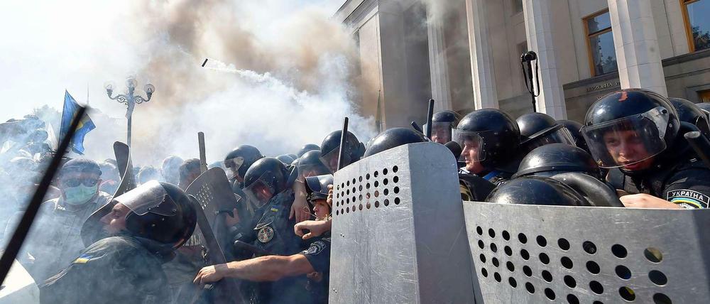 Vor dem Parlament in Kiew kam es nach dem Votum zu schweren Ausschreitungen.