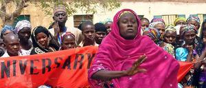 Am Jahrestag der Entführung der 276 Mädchen aus einer Schule in Chibok im Nordosten Nigerias gab es im ganzen Land Gedenkveranstaltungen für die 219 Mädchen, die nach wie vor in den Händen der Terroristen von Boko Haram sind. Hier spricht die Mutter eines der vermissten Mädchen zu anderen Eltern aus Chibok. 