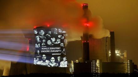Greenpeace-Aktivisten projizierten ihre Kritik an den Kühlturm des Braunkohlekraftwerks Neurath.
