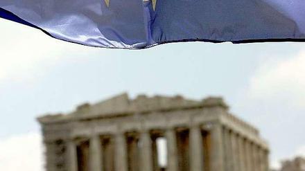 Griechenlands Gläubiger frieren Hilfszahlungen in Höhe von einer Milliarde Euro zurück. Die Begründung: zugesagte Reformen seien noch nicht verwirklicht worden.