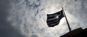 Eine griechische Flagge auf der Akropolis in Athen