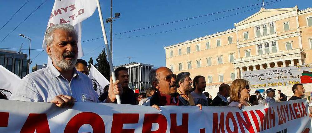 Griechenland muss harte Sparauflagen der EU erfüllen. In vielen Städten gehen die Menschen dagegen auf die Straße.