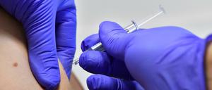Eine Patientin lässt sich gegen Grippe impfen (Archiv).