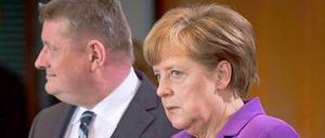Einseitig. Gesundheitsminister Hermann Gröhe und Kanzlerin Angela Merkel setzten durch, dass die Arbeitgeberbeiträge eingefroren wurden. 