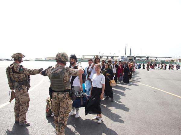 Nach dem Fall Kabuls startete die Bundeswehr vom Flughafen Kabul aus eine gefährliche Evakuierungsmission.