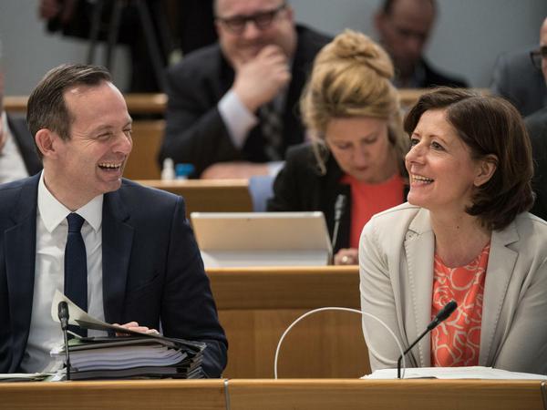 Volker Wissing (FDP, Wirtschaftsminister) lacht mit Malu Dreyer (SPD, Ministerpräsidentin). Rheinland-Pfalz ist das einzige Bundesland, in dem die FDP zurzeit mitregiert. 