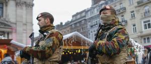 Die Terrorwarnstufe ist um eine Stufe heruntergesetzt worden, doch in Brüssel patrouillieren noch immer schwer bewaffnete Sicherheitskräfte - hier auf einem Weihnachtsmarkt. 