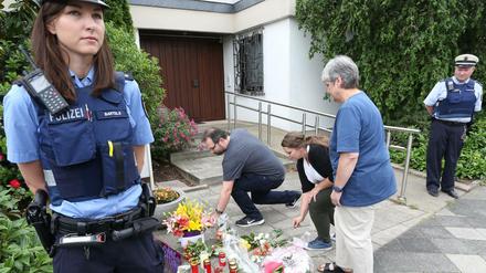 Anwohner legen vor dem Haus des ehemaligen Bundeskanzlers Helmut Kohl (CDU) Blumen nieder.