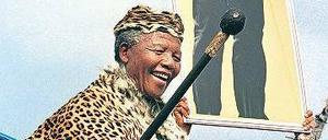 Übervater. Nelson Mandela, hier 1994, gilt bis heute als die größte moralische Institution Südafrikas. Heute lebt der 93-Jährige völlig zurückgezogen in seinem Geburtsort und wird am Festakt vermutlich nicht teilnehmen.