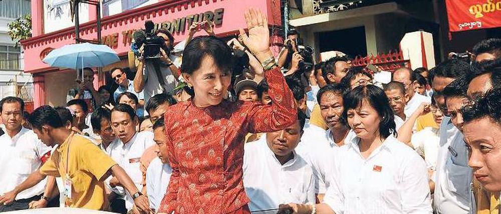 Ungebrochene Verehrung: Wenn sich Aung San Suu Kyi in der Öffentlichkeit zeigt, wie hier am Unabhängigkeitsfeiertag Birmas in der vergangenen Woche vor der Zentrale ihrer Partei in Rangun, dann ist sie schnell von begeisterten Anhängern umringt. 