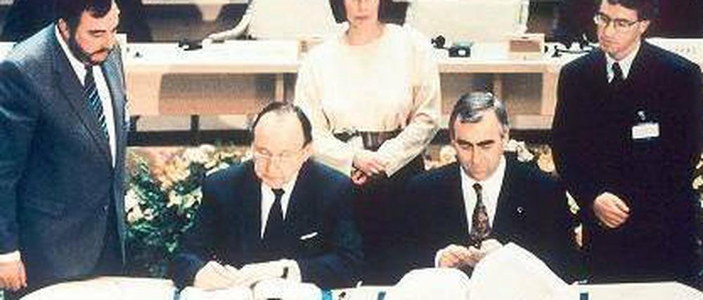 Geburtsstunde des Euro. Die damaligen Bundesminister Hans-Dietrich Genscher (links) und Theo Waigel unterzeichnen am 7. Februar 1992 den Maastricht-Vertrag.