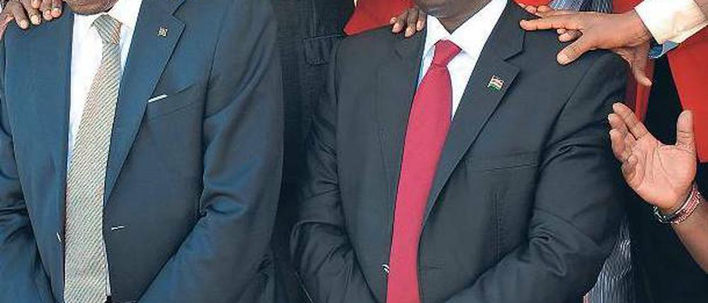 Hilfe von höheren Mächten. Kenias Präsident, Uhuru Kenyatta (l.), und sein Vize William Ruto beten, dass der Internationale Strafgerichtshof sie freispricht. Foto: John Muchucha/AFP