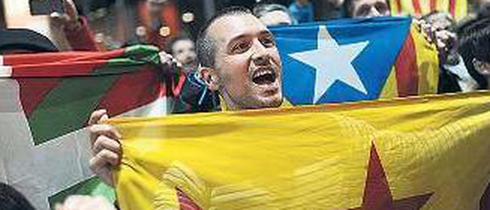 Separatisten halten die Fahne der katalanischen Unabhängigkeitsbewegung hoch.