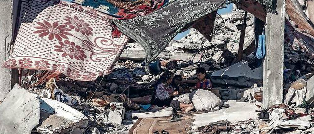 Teppiche als Schutz: Tausende Menschen haben im Gazakrieg ihr Zuhause verloren.