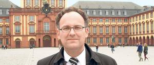  Matthias Bäcker ist Professor für Staats- und Verwaltungsrecht an der Ludwig-Maximilians-Universität München. 