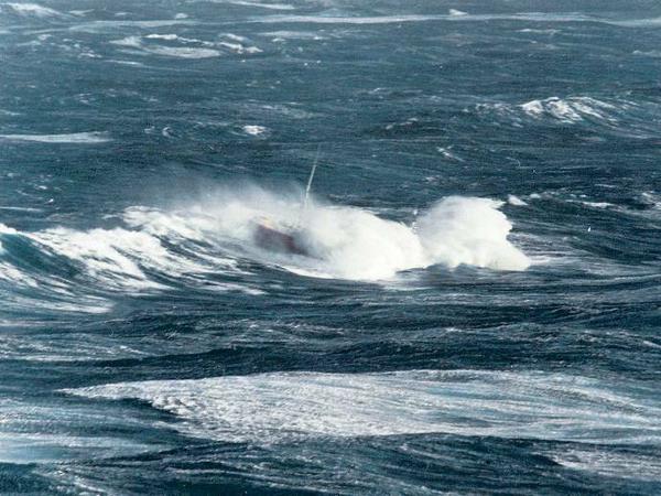 Weiß, Weiß, Weiß. Der Trawler Amandine verschwindet 1995 bei einem Sturm im Pentland Firth in der Gischt. 