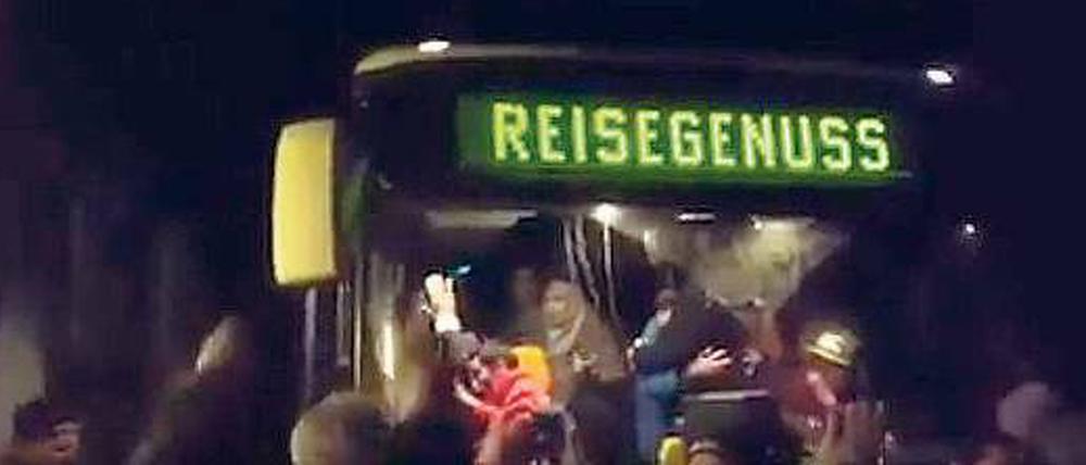 Blockiert. Der Bus mit den Flüchtlingen in Clausnitz trug die zynisch wirkende Linienanzeige „Reisegenuss“. 