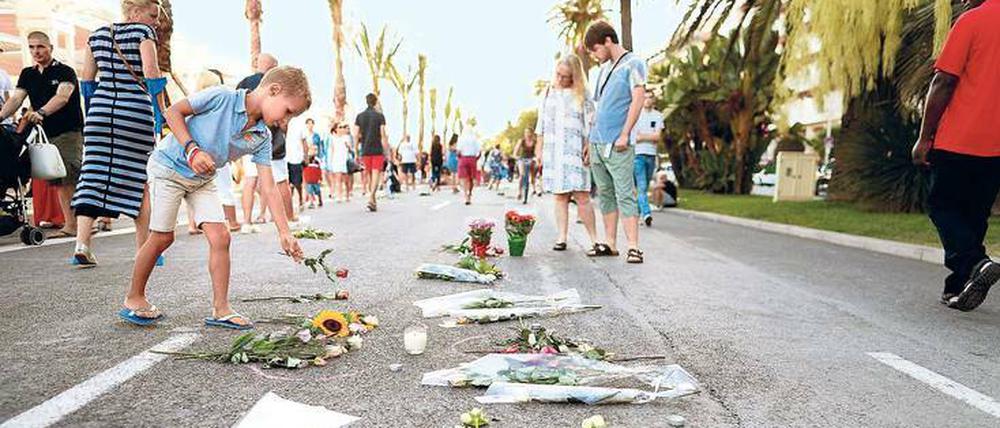 Trauer an der Promenade des Anglais in Nizza. 18 Opfer des Anschlags sind noch in Lebensgefahr. 