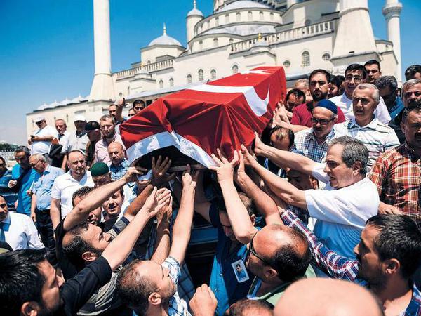 Beisetzung eines Opfers. Auch am dritten Tag nach dem versuchten Militärputsch ist die Stimmung in der Türkei noch immer aufgeheizt. 