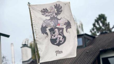 Flagge mit Botschaft. Bei einer Razzia im bayerischen Georgensgmünd hatte ein "Reichsbürger" am Mittwoch einen Polizisten erschossen und drei weitere zum Teil schwer verletzt.