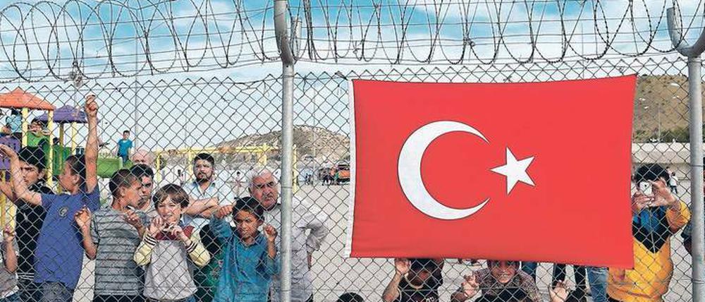 Syrische Kinder in der Türkei. Wenn die EU die Beitrittsgespräche mit Ankara aussetzt, könnte auch der Flüchtlingsdeal auf dem Spiel stehen. Foto: Sedat Suna/dpa