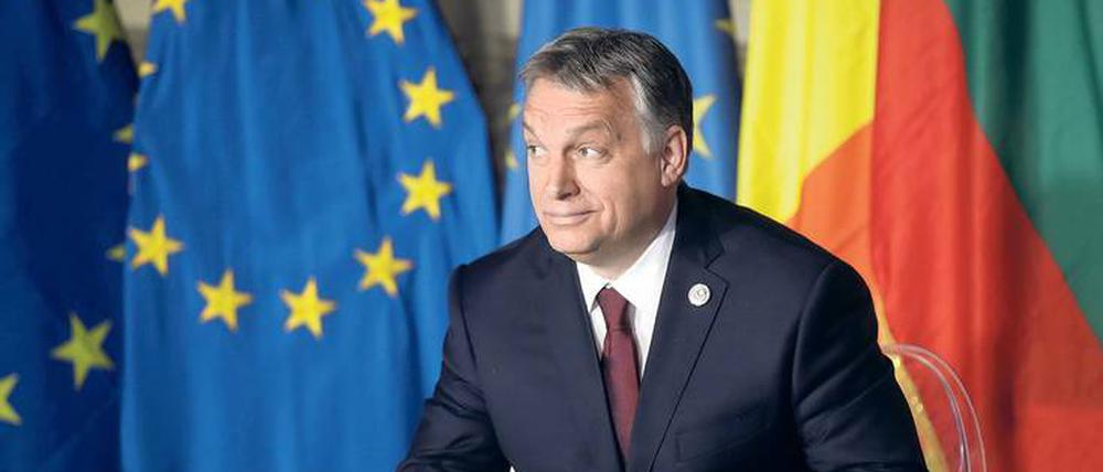 Ungarns Regierungschef Viktor Orban macht im eigenen Land Stimmung gegen die EU. Seine Parteikollegen sitzen aber weiterhin im Europaparlament. 
