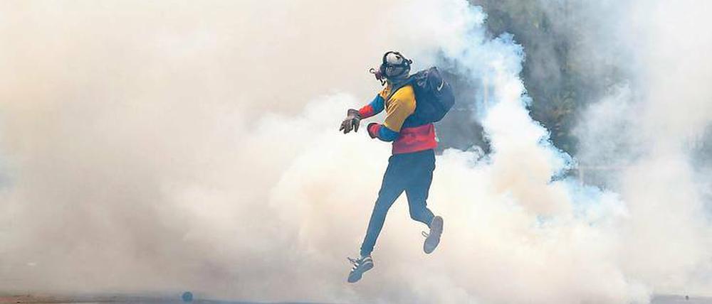 Straßenschlachten sind in Venezuela derzeit fast an der Tagesordnung. Sicherheitskräfte gehen hart gegen Demonstranten vor.