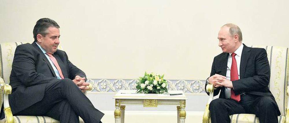 Zwiegespräch in Petersburg: Außenminister Gabriel traf Anfang Juni den russischen Präsidenten Putin. 