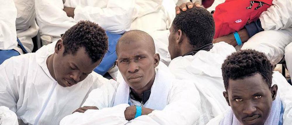Flüchtlinge aus Nordafrika in Salerno, gerettet von einem Rettungsschiff der NGO „Ärzte ohne Grenzen“.