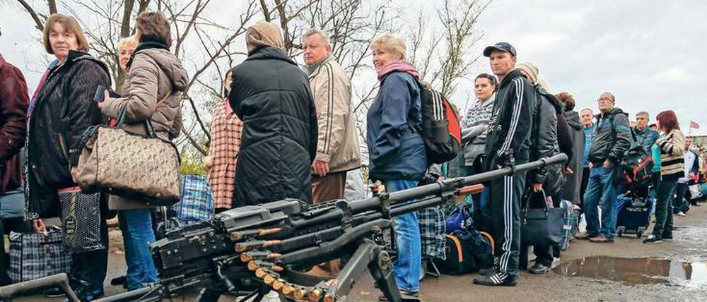 An einem Checkpoint der Separatisten in Staniza Luhanska stehen die Menschen Schlange. 