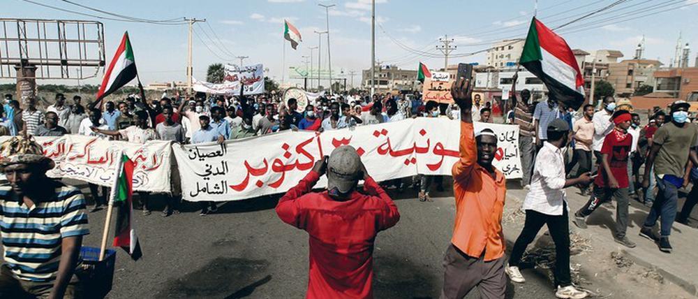 Viele Sudanesen protestieren gegen die Machtübernahme der Militärs. Sie werfen der Armee eine Konterrevolution vor.